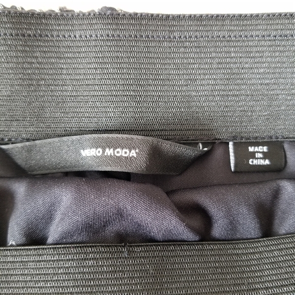 Vero MODA Metallic Striped Tiered Ruffle Mini Skirt - Picture 6 of 11